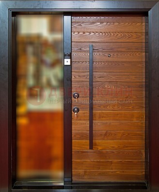 Коричневая входная дверь c МДФ панелью и стеклом ЧД-38 в частный дом в Краснодаре
