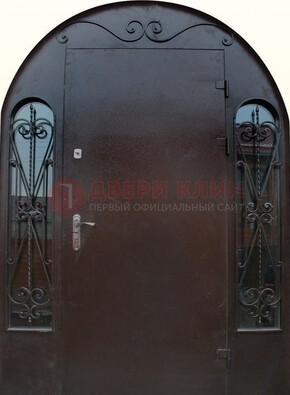 Арочная дверь со стеклом и ковкой ДА-16 под старину в Краснодаре
