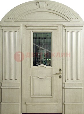 Белая входная дверь массив со стеклом и ковкой ДА-49 в Краснодаре