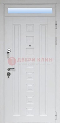 Белая металлическая дверь с фрамугой для коттеджа ДФГ-21 в Краснодаре