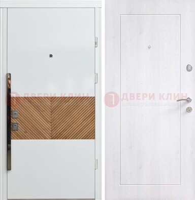 Белая железная дверь МДФ горизонтальной вставкой ДМ-265 в Краснодаре