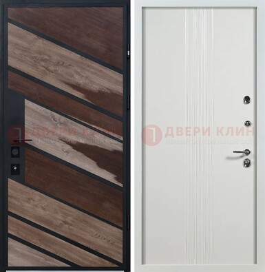 Железная коричневая дверь со светлой МДФ внутри ДМ-310 в Твери
