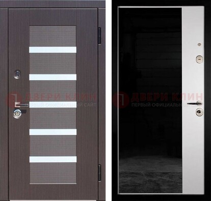 Железная коричневая дверь МДФ с темной стеклянной вставкой внутри ДМ-315 в Краснодаре