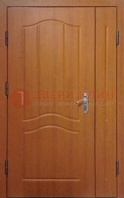Коричневая двухстворчатая тамбурная дверь с МДФ ДМ-538 в Краснодаре