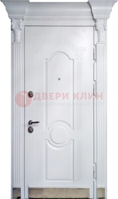 Белая металлическая дверь с массивом дуба для дома ДМД-59 в Краснодаре