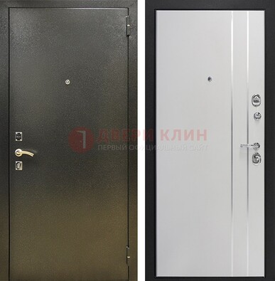 Железная темная дверь с порошковым покрытием и белая МДФ с молдингами  ДП-296 в Краснодаре
