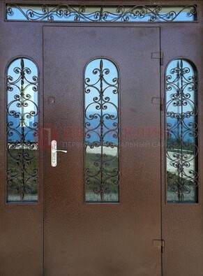 Железная парадная дверь со стеклом и ковкой ДПР-16 для общественных зданий в Краснодаре