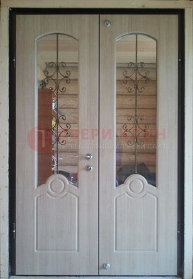 Парадная дверь со стеклянными вставками и ковкой ДПР-23 в деревянный дом в Краснодаре