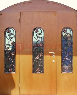 Парадная дверь со стеклянными вставками и ковкой ДПР-28 в общественное здание в Иваново