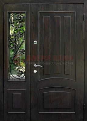 Парадная дверь со стеклянными вставками и ковкой ДПР-31 в кирпичный дом в Черноголовке