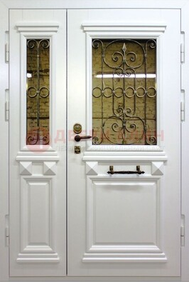 Белая парадная металлическая дверь со стеклом и ковкой ДПР-83 в Краснодаре