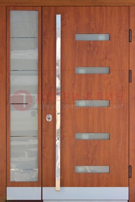 Коричневая металлическая дверь со стеклом ДС-72 в Краснодаре