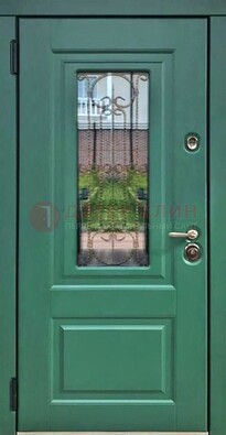 Зеленая металлическая дверь со стеклом и ковкой ДСК-113 в Краснодаре