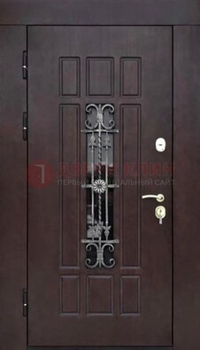 Коричневая уличная дверь со стеклом и ковкой ДСК-114 в Краснодаре