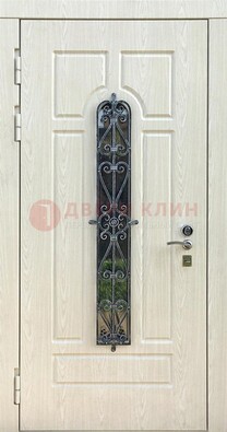 Светлая стальная дверь со стеклом и ковкой ДСК-118 в Краснодаре