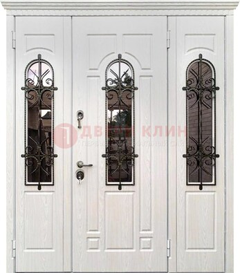 Белая распашная стальная дверь со стеклом и ковкой ДСК-125 в Краснодаре