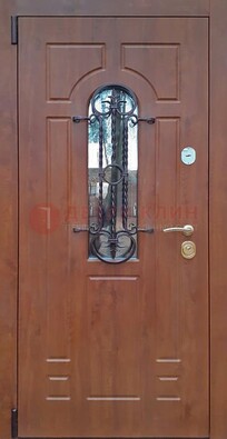 Темная железная дверь со стеклом и ковкой в коричневом цвете ДСК-154 в Краснодаре