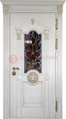 Белая железная дверь со стеклом и ковкой для кирпичного дома ДСК-155 в Краснодаре