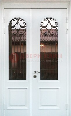 Белая стальная дверь стекло с ковкой и филенкой ДСК-201 в Краснодаре