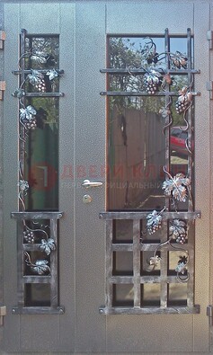 Распашная уличная дверь Порошок со стеклом и ковкой ДСК-221 в Краснодаре