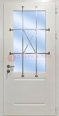 Белая простая железная дверь Винорит со стеклом и ковкой ДСК-257 в Краснодаре