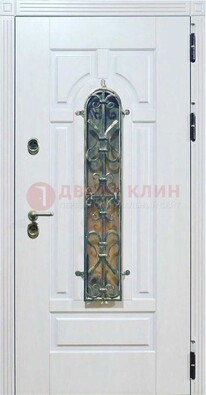 Белая остекленная металлическая дверь с ковкой ДСК-98 в Краснодаре