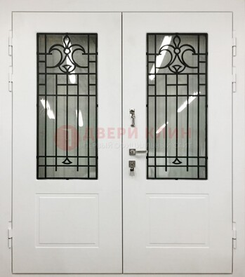 Белая двухстворчатая уличная дверь Винорит со стеклом ДСТ-4 в Краснодаре