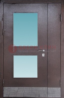 Коричневая тамбурная дверь со стеклянными вставками ДТМ-21 в Краснодаре
