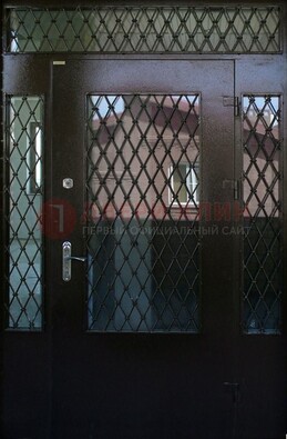 Коричневая тамбурная дверь со стеклянными вставками и ковкой ДТМ-32 в Краснодаре