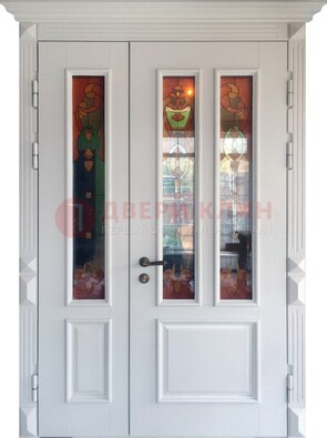 Белая полуторная металлическая дверь с витражом ВЖ-12 в Краснодаре