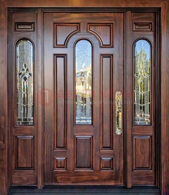 Железная классическая дверь с массивом дуба и витражом ВЖ-18 в Краснодаре