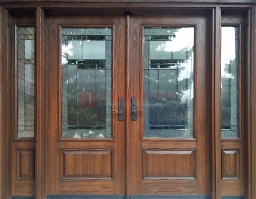 Распашная стальная дверь с массивом с витражом и фрамугами ВЖ-21 в Краснодаре
