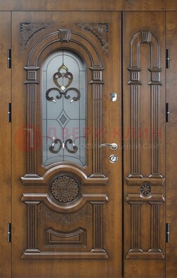 Коричневая двухстворчатая железная дверь с МДФ и витражом ВЖ-32 в Краснодаре